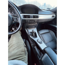Détail d’installation sur BMW E90-E93 avec conduite à gauche